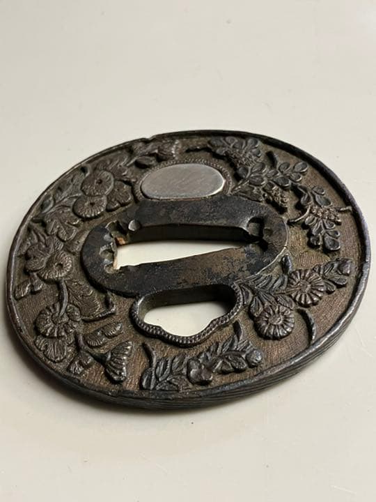 日本刀　鍔　銅　銀象嵌　菊の柄