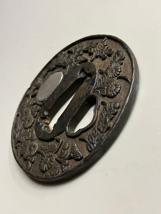 日本刀　鍔　銅　銀象嵌　菊の柄