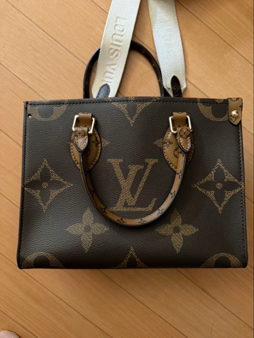 Louis Vuitton オンザゴー モノグラム ショルダーバッグ