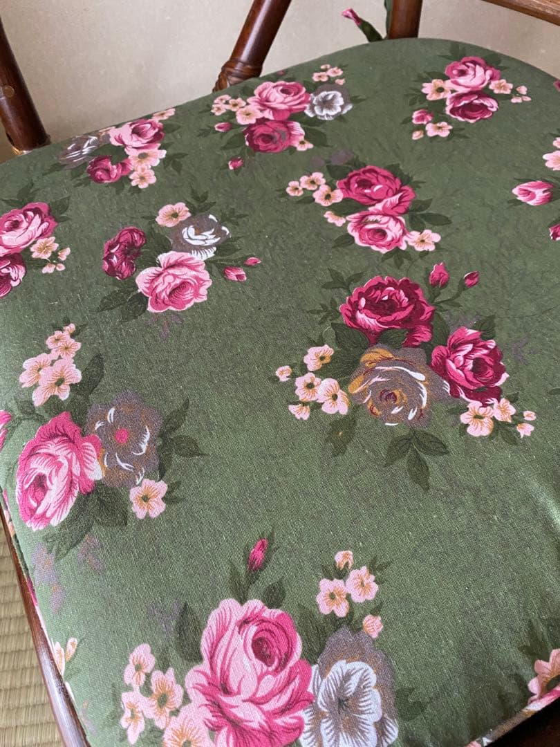 アンティーク 籐椅子 ピンク フラワーパターン