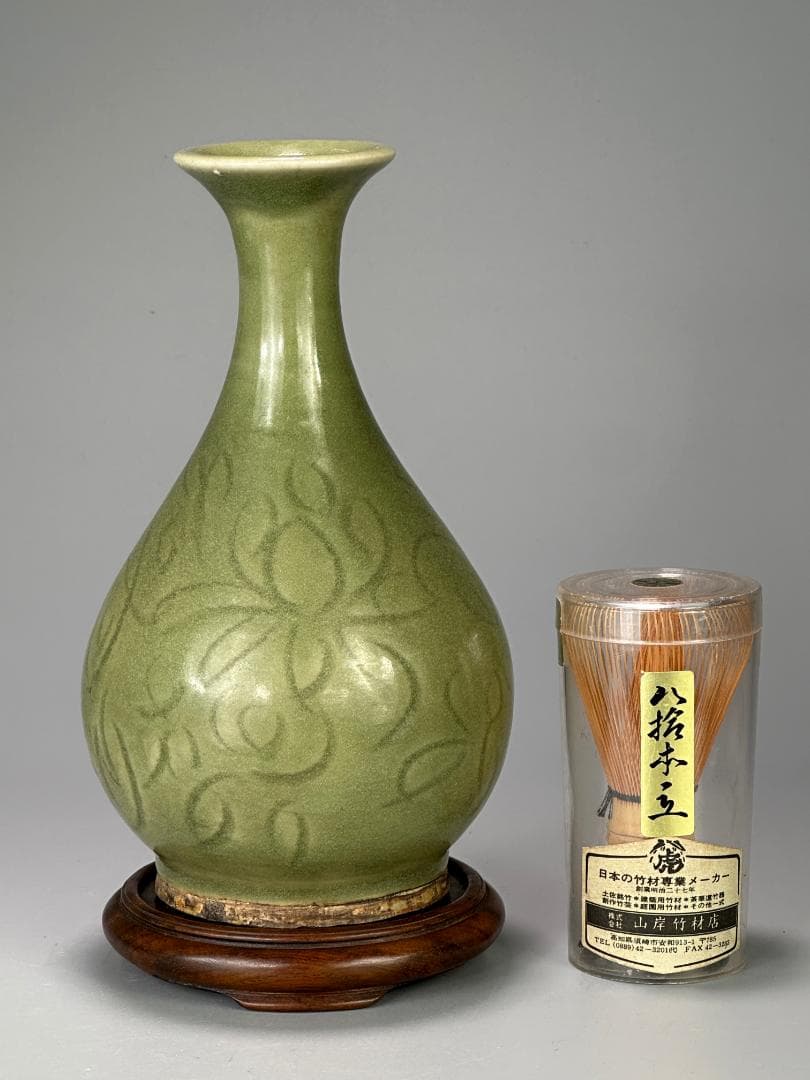 中国美術　明朝　明時代　龍泉窯　花卉文瓶　花瓶花器　花入　唐木台　時代共箱　唐物