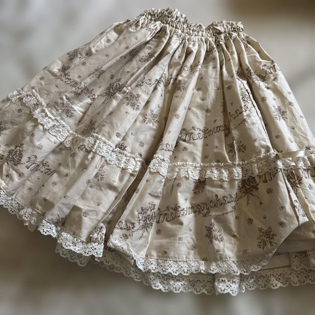 morphose ブーケロゴ柄　生成りスカート