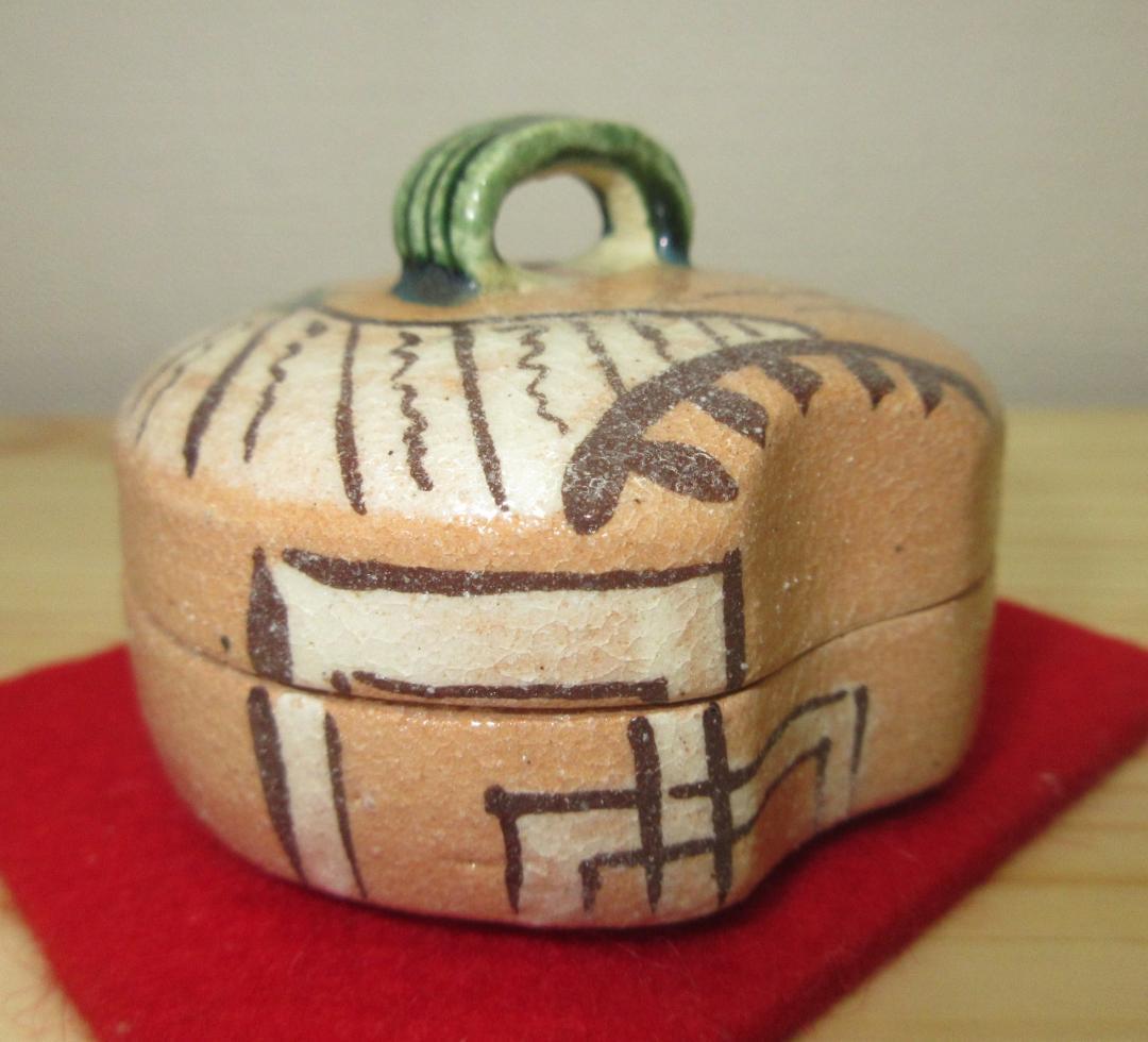 送料込【逢絢亭】茶道具 香合 美濃焼 赤織部 ハジキ香合 加藤芳右衛門 共箱入り