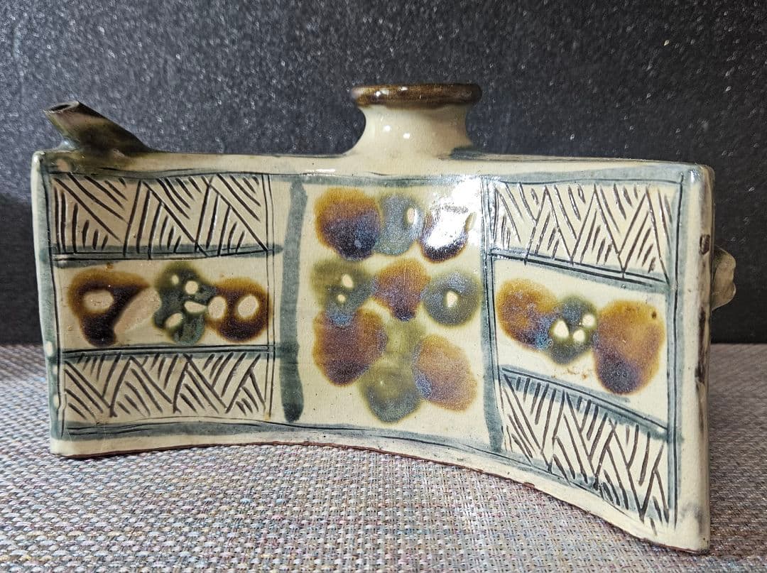 古作品】古琉球　沖縄　壺屋焼　やちむん　獣面　無銘　陶器製　抱瓶　三日月型酒器