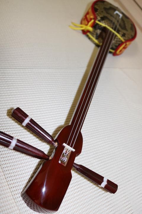 沖縄三線初心者にもやさしいお得なセット、DVD、教本、チューナー他