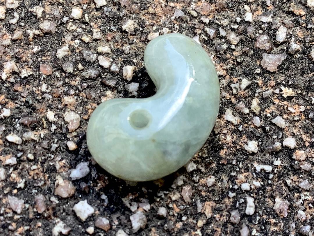 ✳極上肌‼️氷紋様‼️ ソーティング付アイスジェイド糸魚川翡翠勾玉