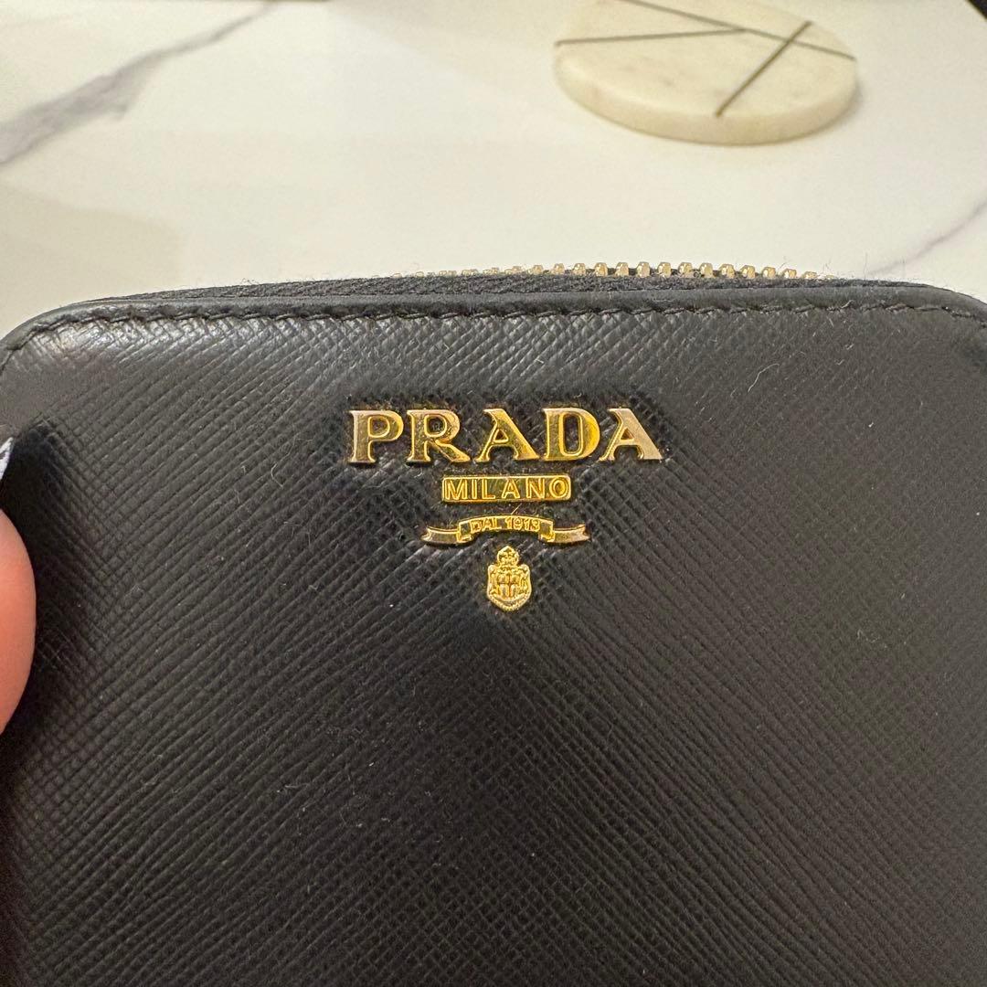 PRADA ラウンドジップ
