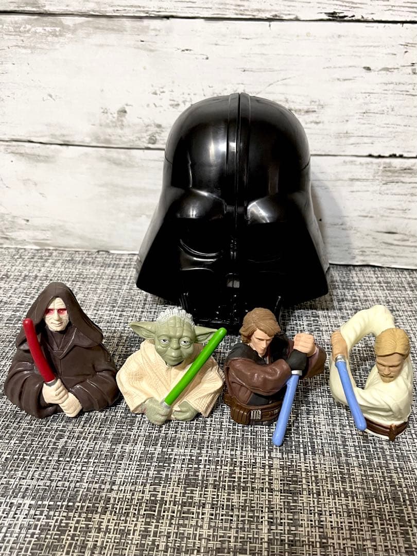 スターウォーズ　エピソード3 ダースベイダーヘッドケース入りフィギュアセット