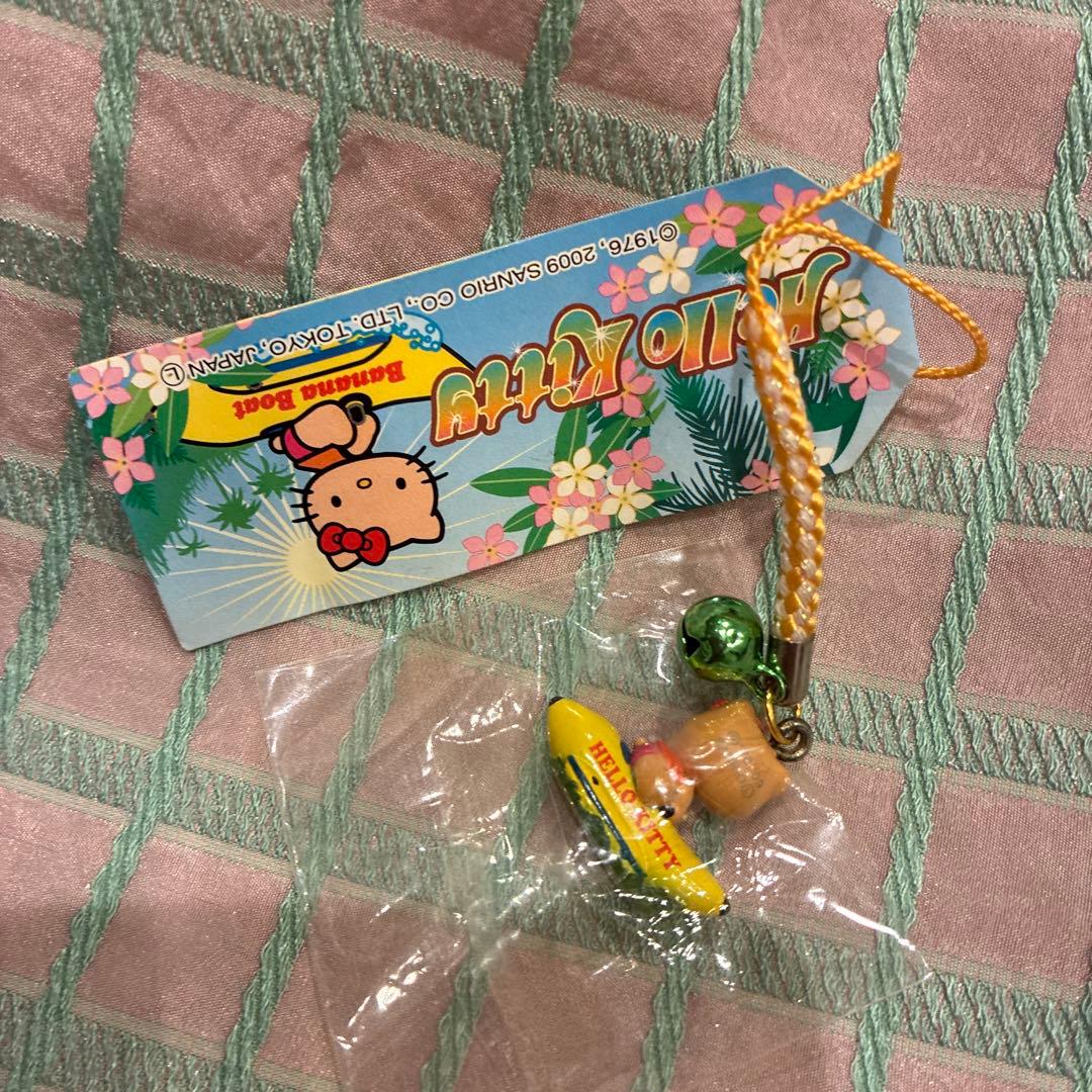 ハローキティ　夏の海 バナナボート　根付けストラップ　日焼け　ビキニ