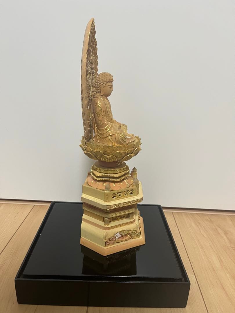 柘植仏像木彫座釈迦六角台座飛天光背切金淡彩アクリルケース付14