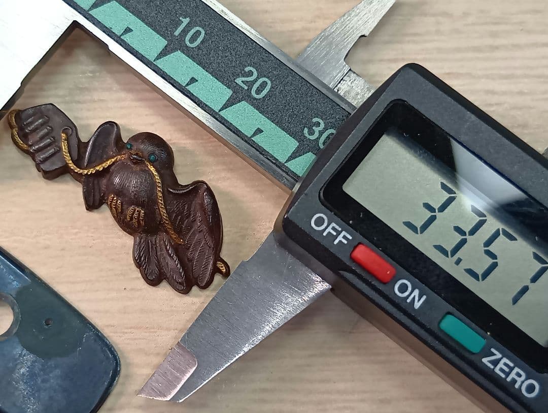 煙草入れ／超絶技巧鳥前金具／在銘あり