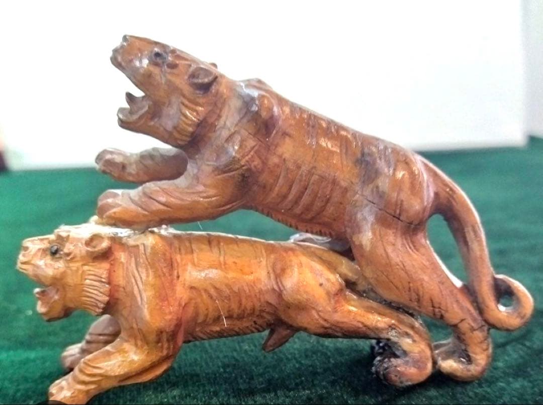 黄楊木の一刀彫り達磨置物。自然木置物。龍置物。黄楊木の一刀彫り虎