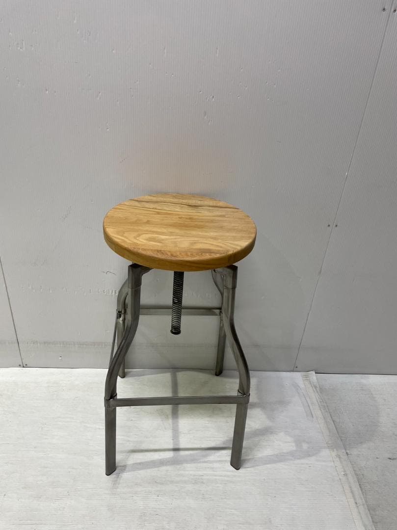 2.【高さ調節可能】カウンタースツール