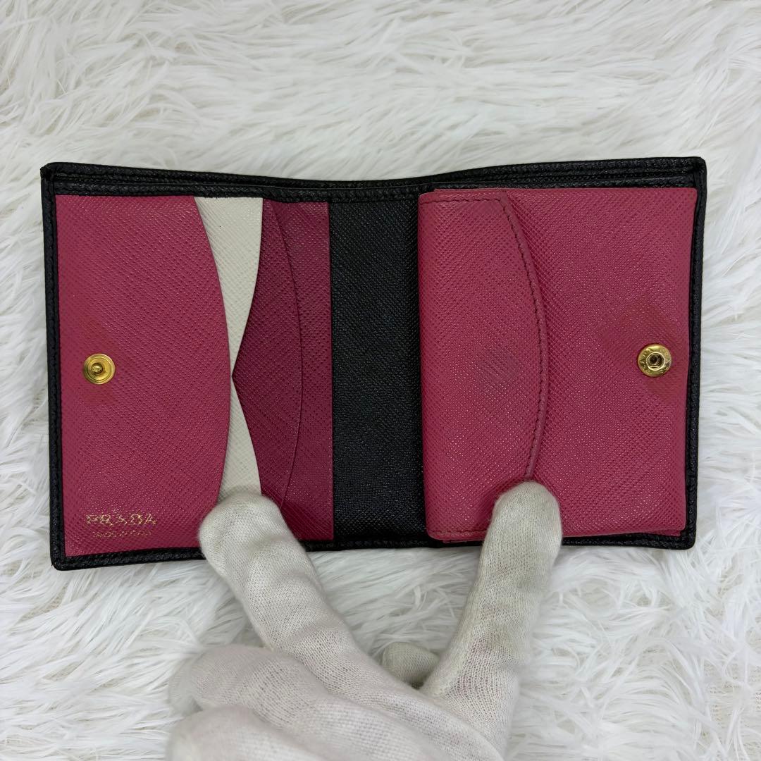 美品✨️プラダ 二つ折り財布 レザー バイカラー　サフィアーノ 黒 ピンク