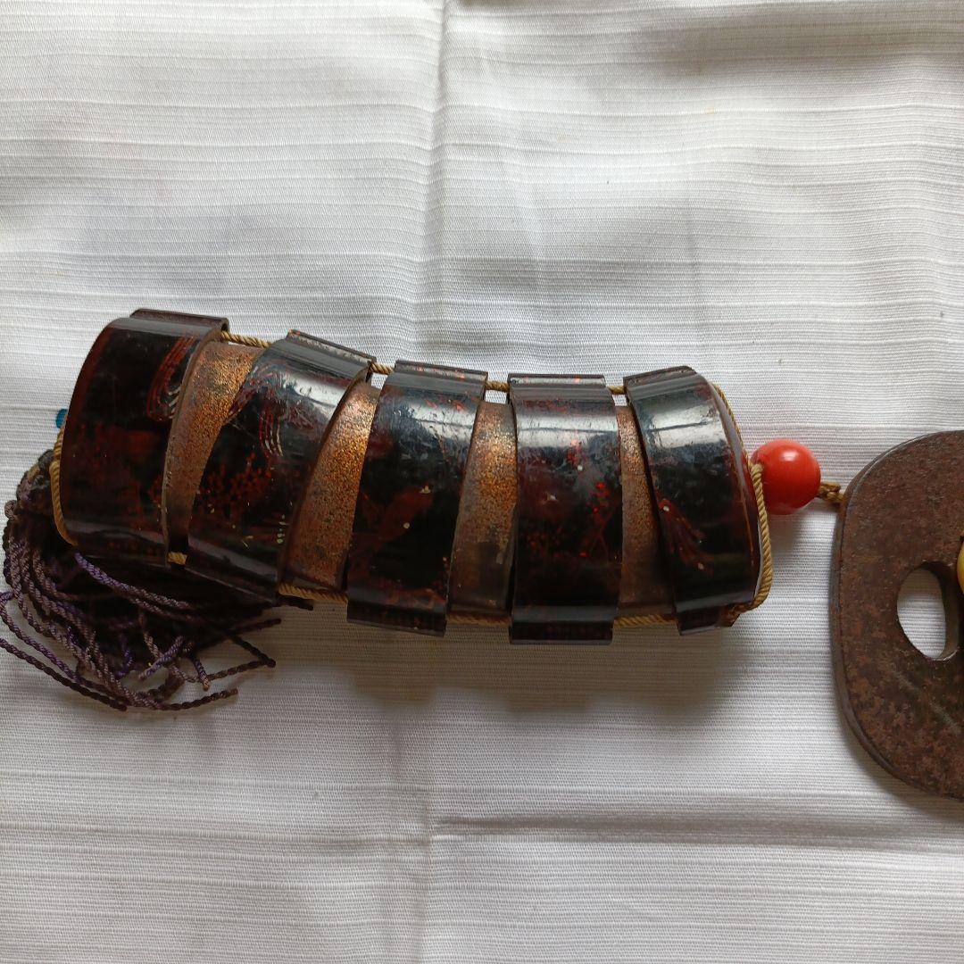 螺鈿細工調の模様あり漆器 印籠 根付珊瑚玉 根付般若彫刻 刀の