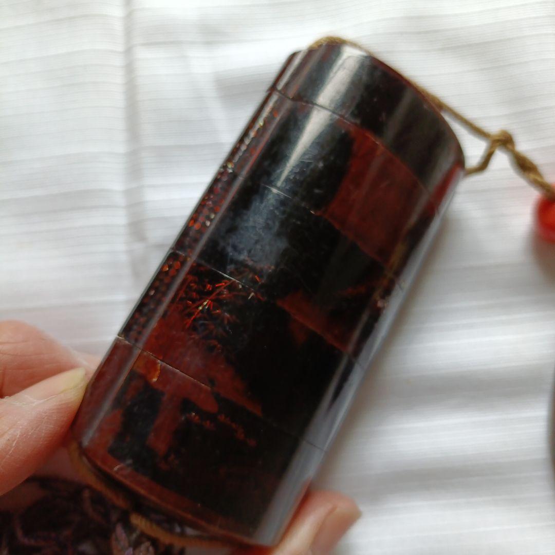 螺鈿細工調の模様あり漆器 印籠　根付珊瑚玉 根付般若彫刻　刀の鍔付き