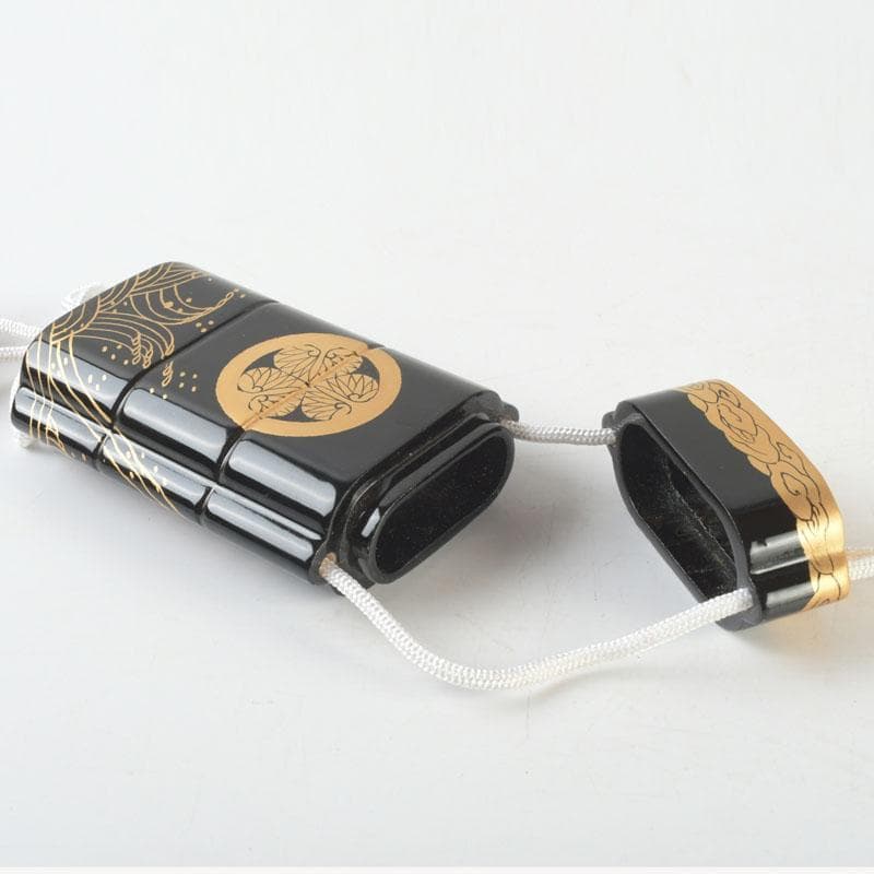 専用　黒漆　三つ葉葵雲波蒔絵　印籠　薬入　根付　緒締め玉　共箱　V9606