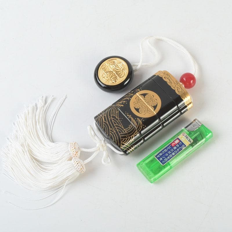 専用　黒漆　三つ葉葵雲波蒔絵　印籠　薬入　根付　緒締め玉　共箱　V9606