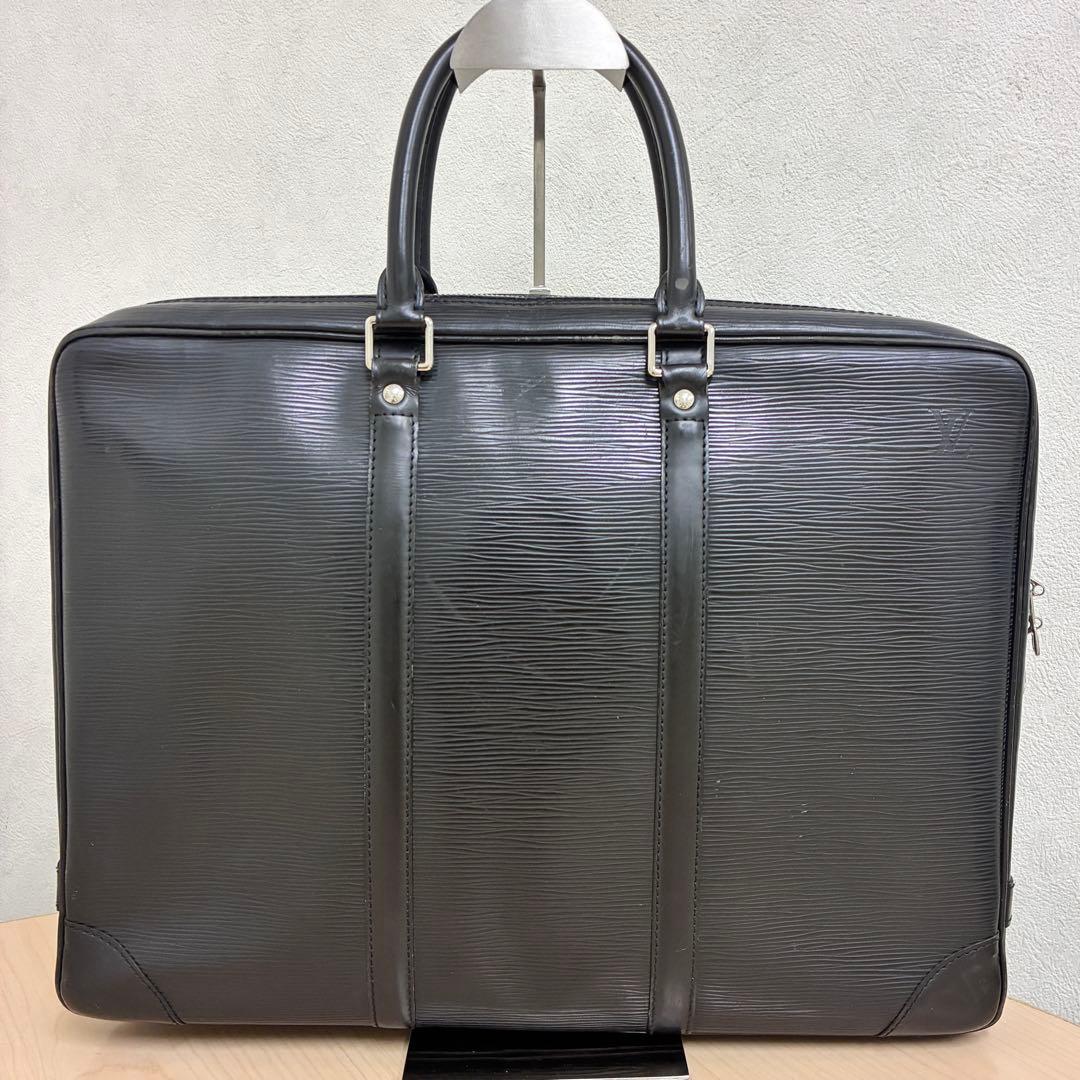 Louis Vuitton ルイヴィトン エピ ポルトドキュマン ヴォワヤージュ