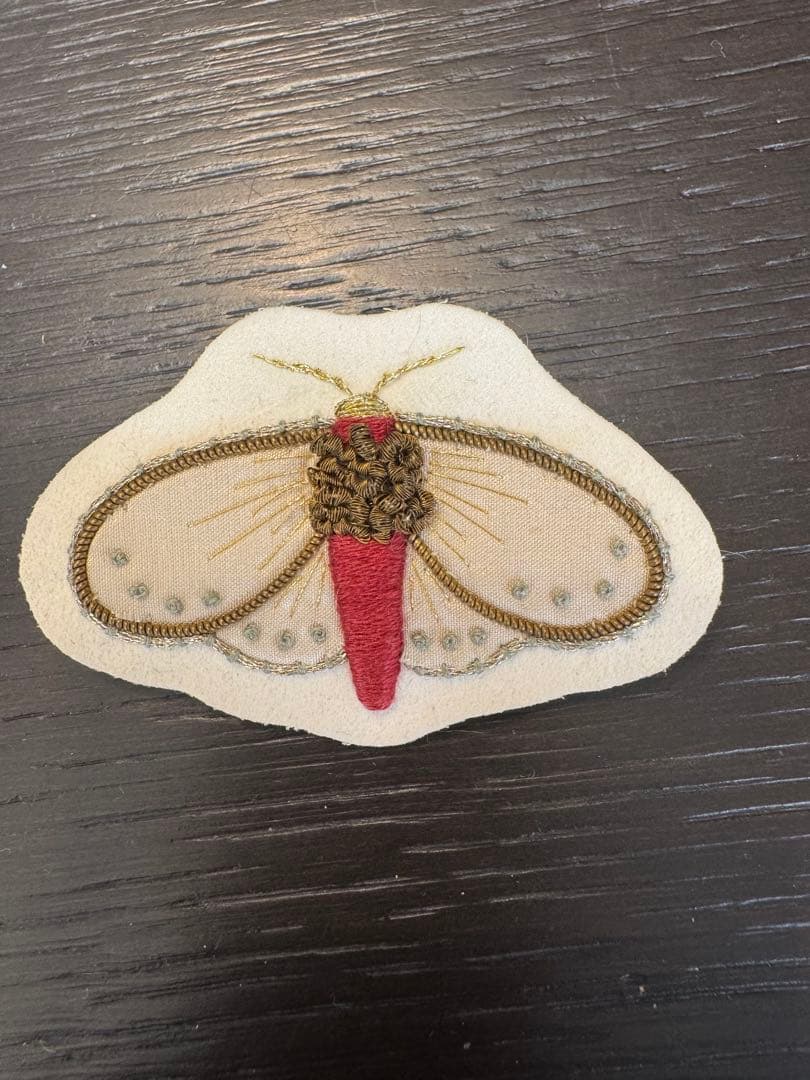 坂田あづみさんの刺繍 蛾 モチーフ ブローチ