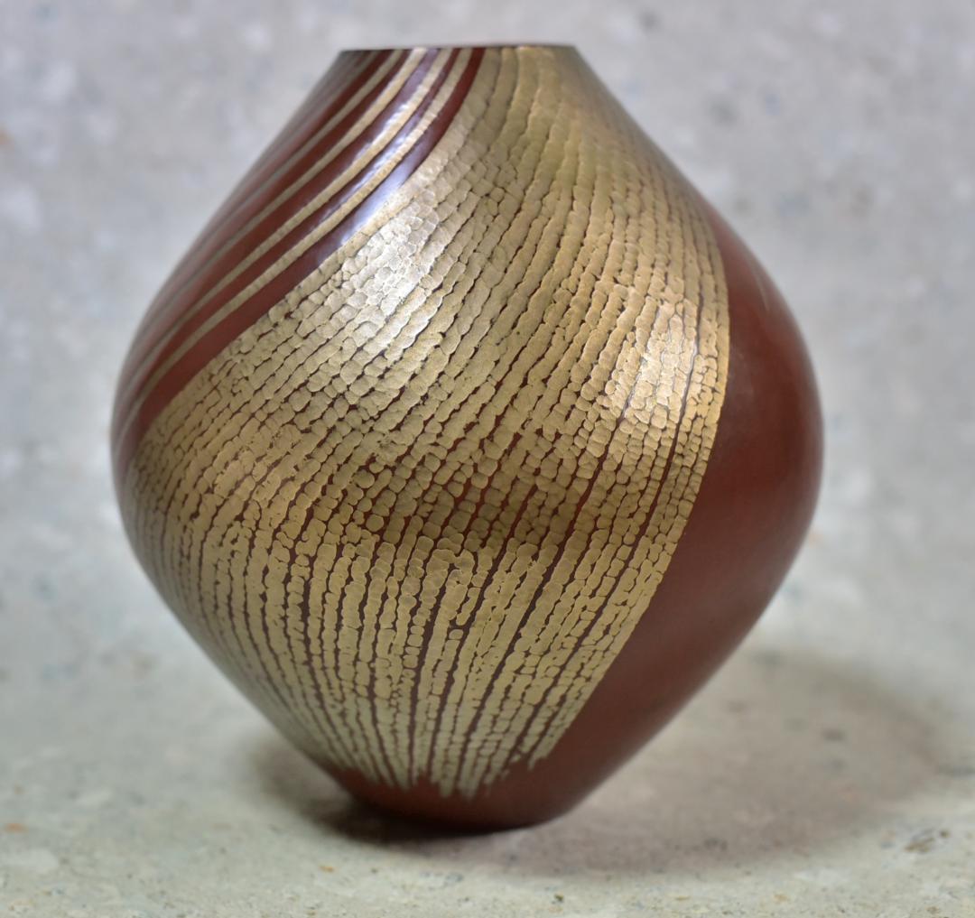 玉川堂第五代目覚平造 金彩紋花瓶（鎚起銅器）花入れ