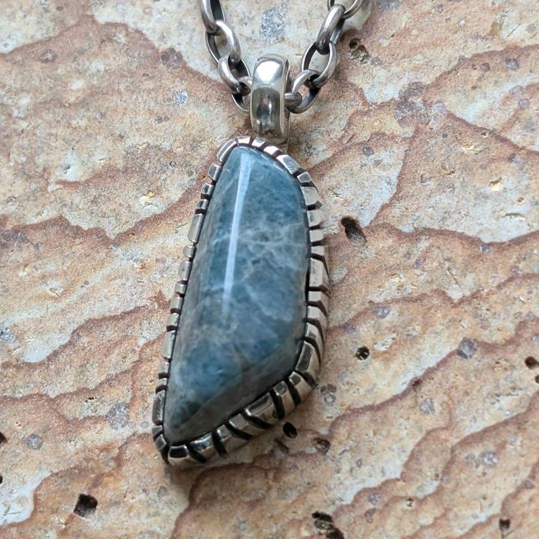 ハンドメイドの入りコン沢トップ　ペンダントトップ　糸魚川翡翠 ハンドメイドの入りコン沢トップ ペンダントトップ 糸魚川翡翠 【公式