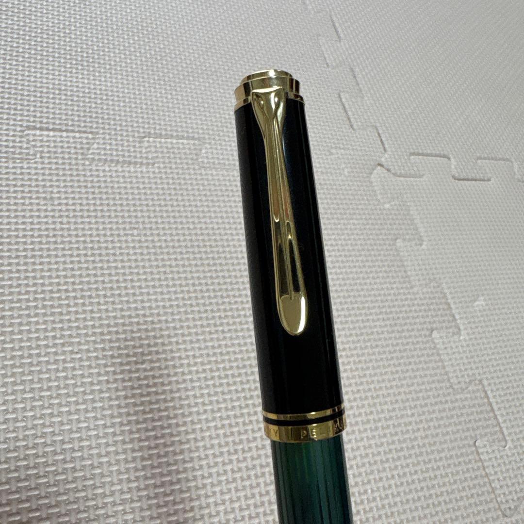 ペリカン緑と黒の万年筆 金色のリング付き