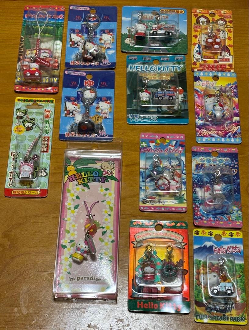 【まとめ売り】ハローキティご当地キティストラップ&グッズ147個セット+本