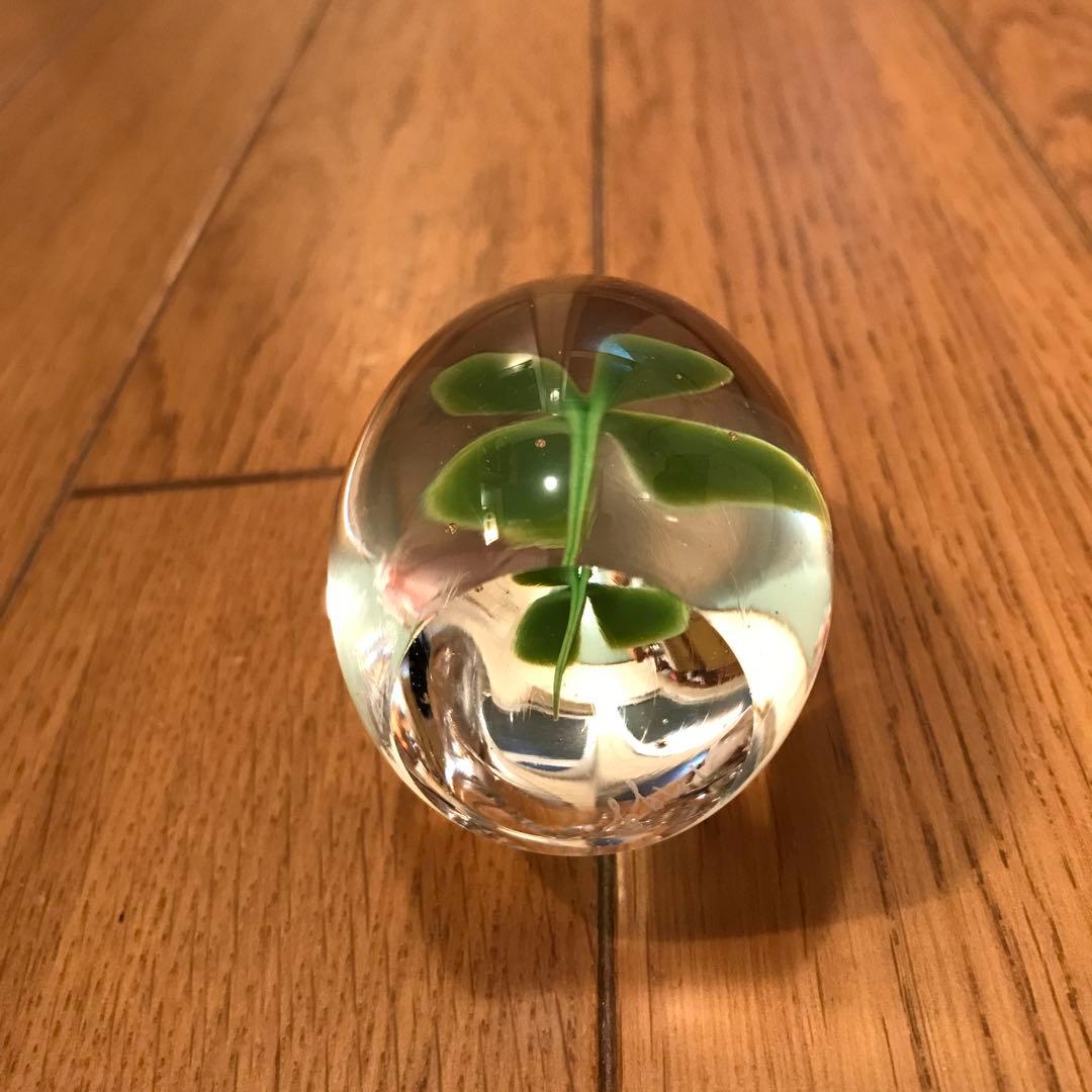 イイノナホ ペーパーウェイト ガラス クローバー てんとう虫