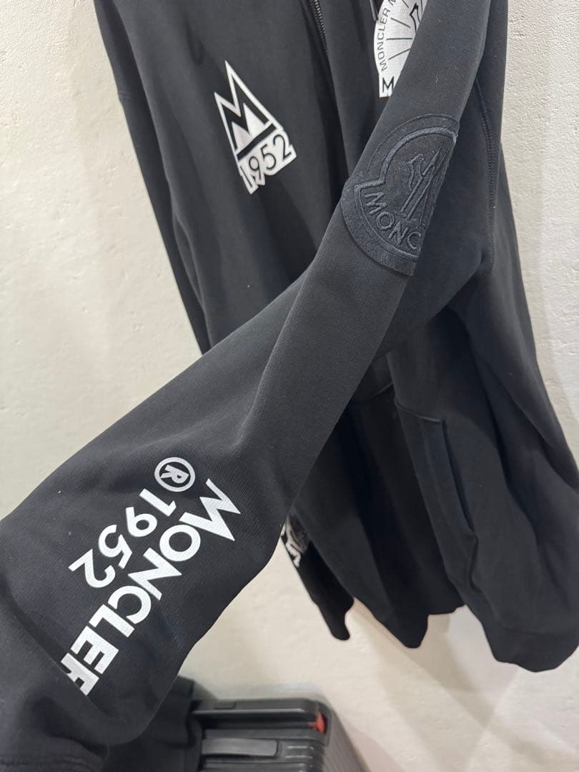 モンクレール　ジーニアス　ワッペンロゴパーカー 1952
