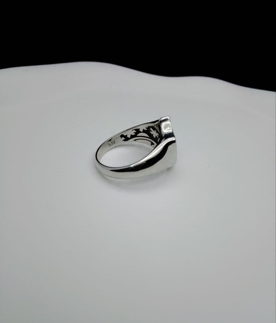 ヴィヴィアン　シールド型　リング