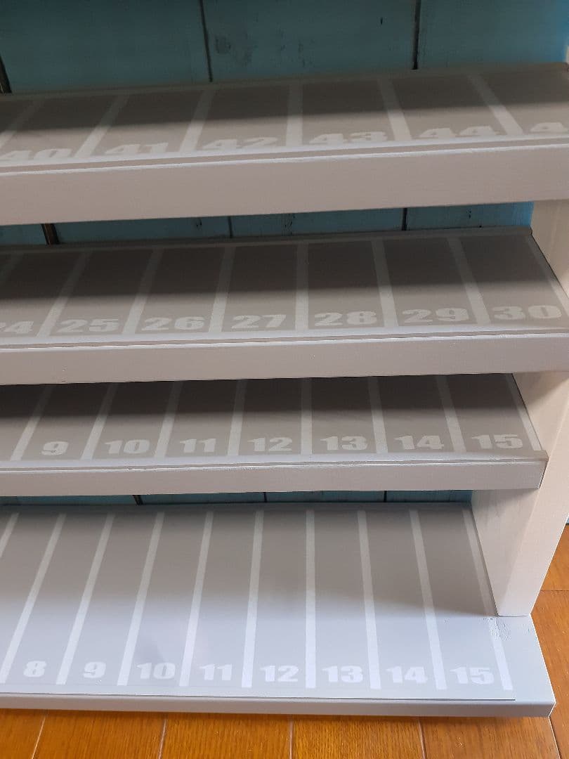 自作トミカ収納棚6段75台1段目ロングトミカ仕様