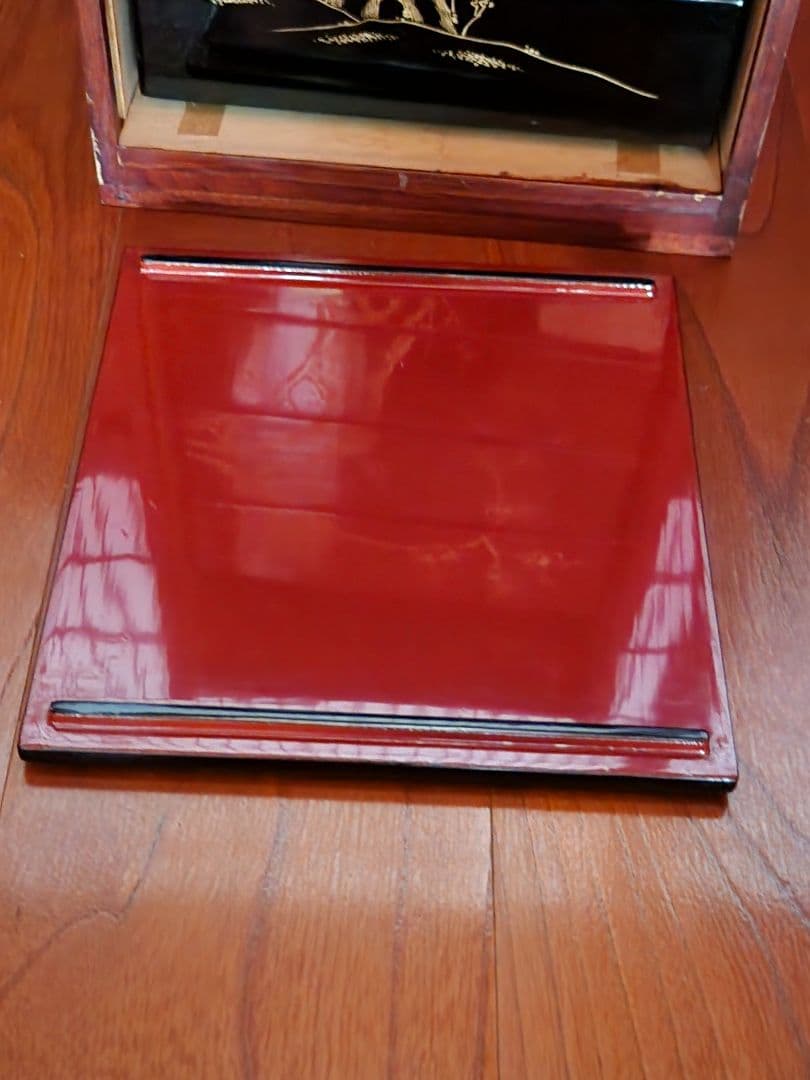 k*o様 蔵出し品！漆器 重箱 金箔装飾 5段　ケース付き