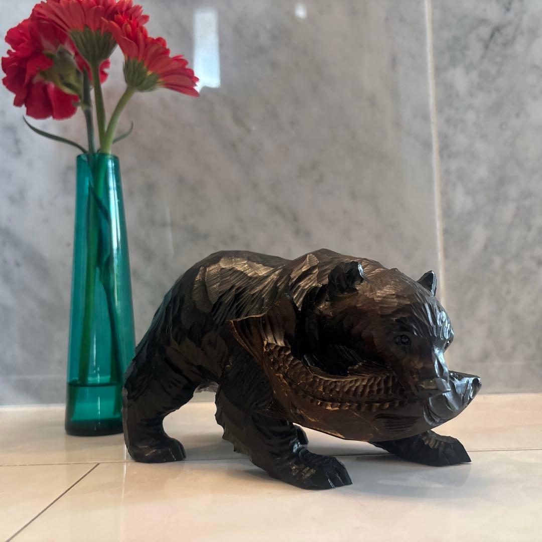 アイヌ名門堀井一族が手掛けたガラスの瞳で彫りや塗りが一級品のクマ