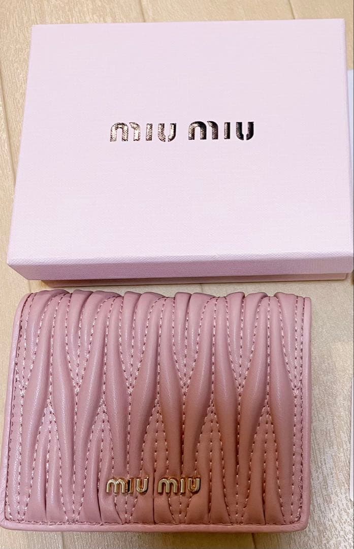 MIU MIU 二つ折り財布 ノベルティ MIU MIU 二つ折り財布 ノベルティ miumiuの折り畳み財布