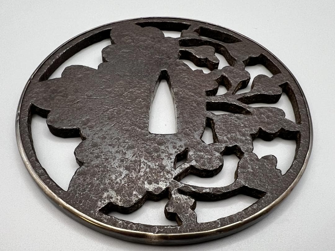 【海】室町時代　大振り　鉄地　桐花透　甲冑師鍔　鐔　銀枠　刀装具　専用箱付