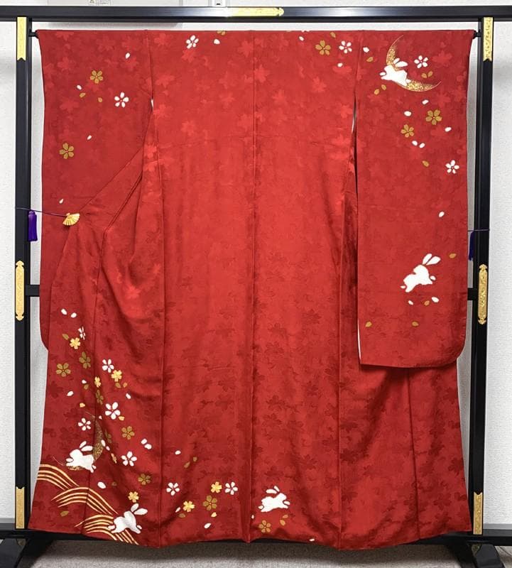 502z23〇小柄な方にも 中振袖 地紋 金彩 金駒刺繍 兎 赤