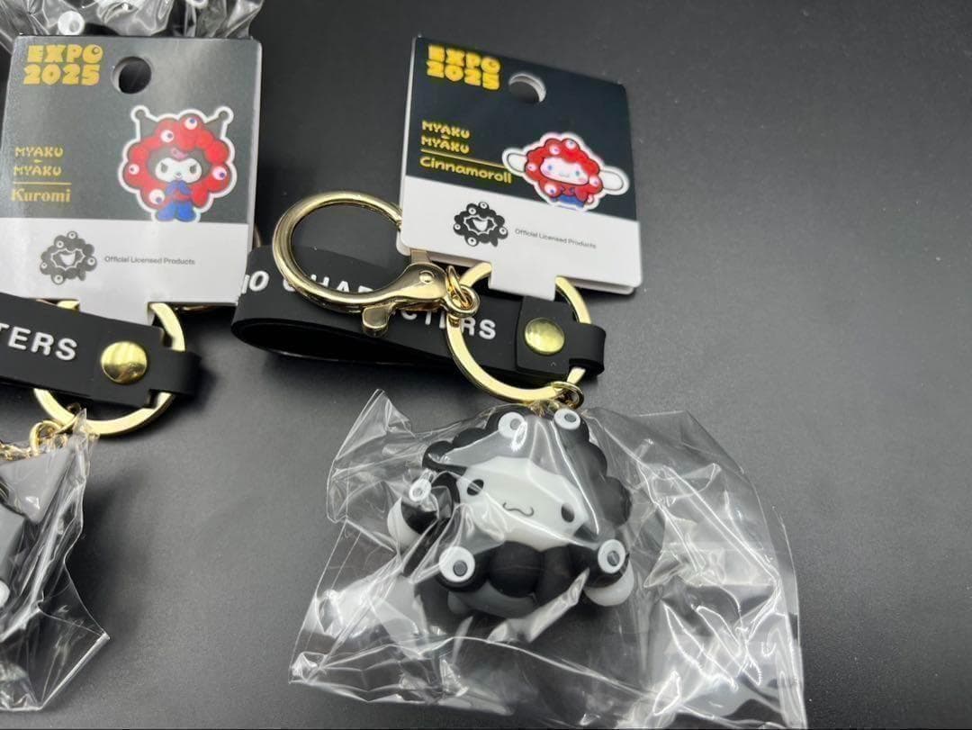 大阪万博　コンプリート７種　サンリオ　黒ミャクミャク 丁寧梱包　防水対応