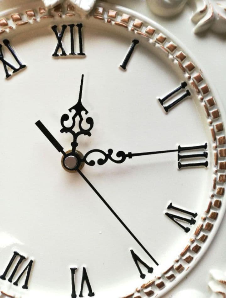 白　新品　壁掛け時計　静音　アンティーク調　掛け時計　ヨーロッパ　シャビー　バラ
