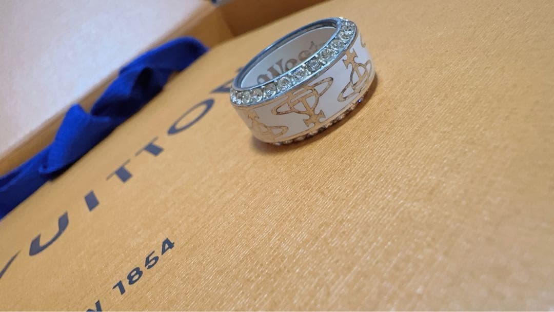 ヴィヴィアンウエストウッド オーブリング ホワイト×ゴールド