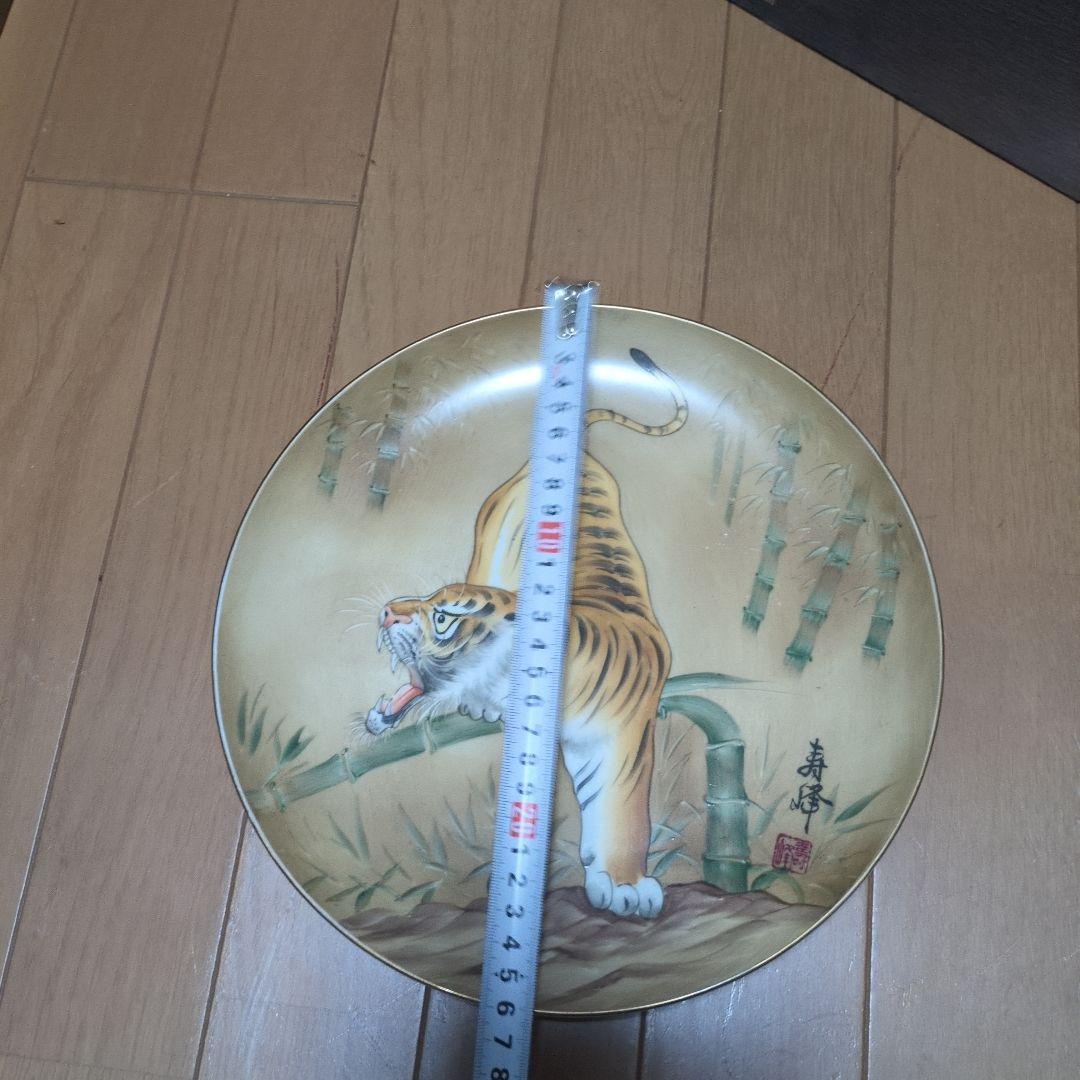虎の絵柄 陶器の皿