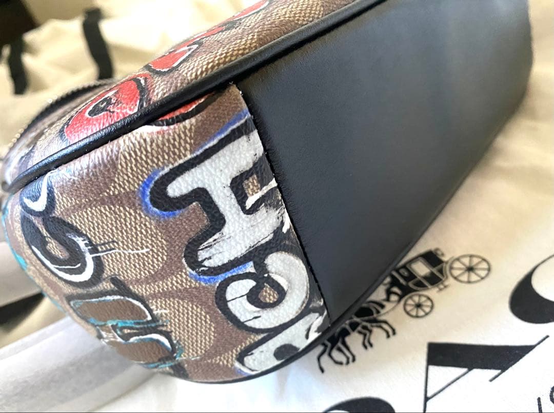 COACH グラフィティショルダーバッグ