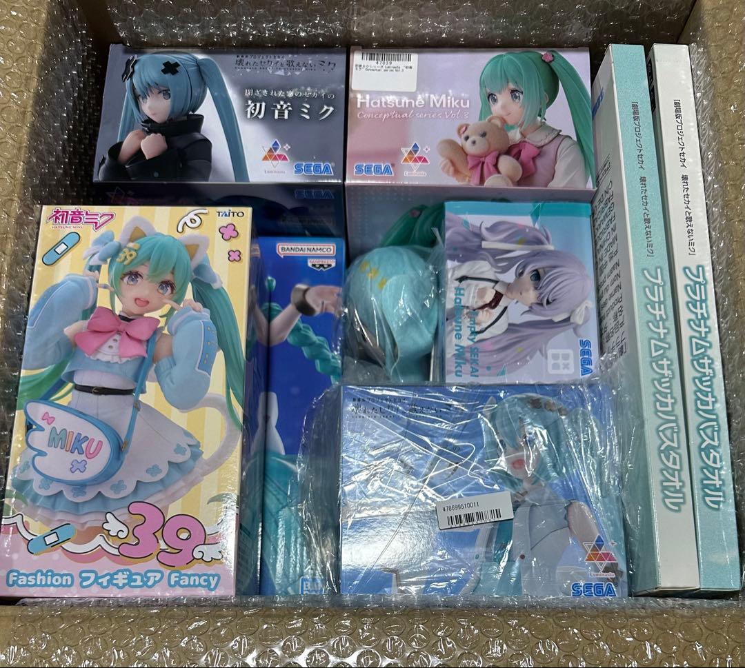 初音ミク　グッズ　9個　まとめ売り　美少女 フィギュア　ぬいぐるみ　バスタオル