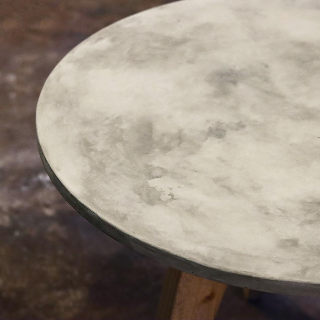 円形｜ラウンドテーブル｜ライトグレー｜薄塗りモルタル｜ダイニングテーブル