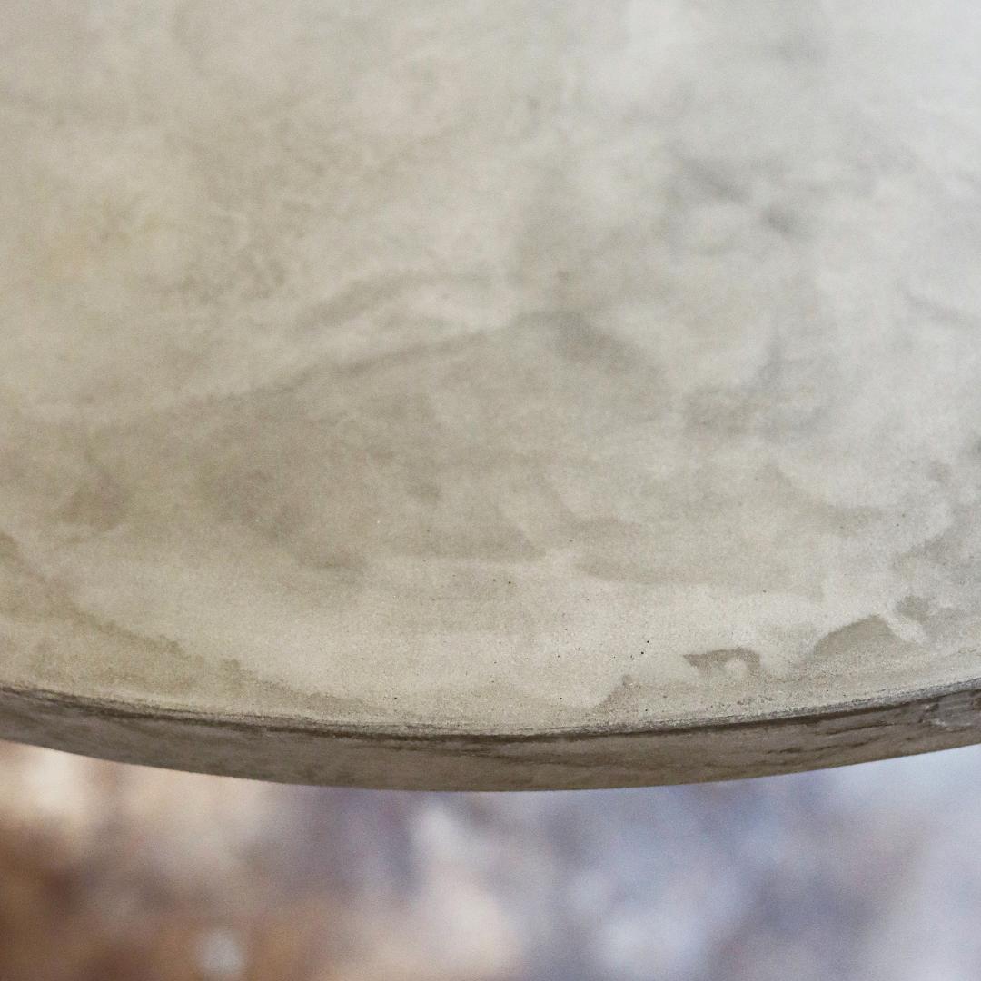 円形｜ラウンドテーブル｜ライトグレー｜薄塗りモルタル｜ダイニングテーブル