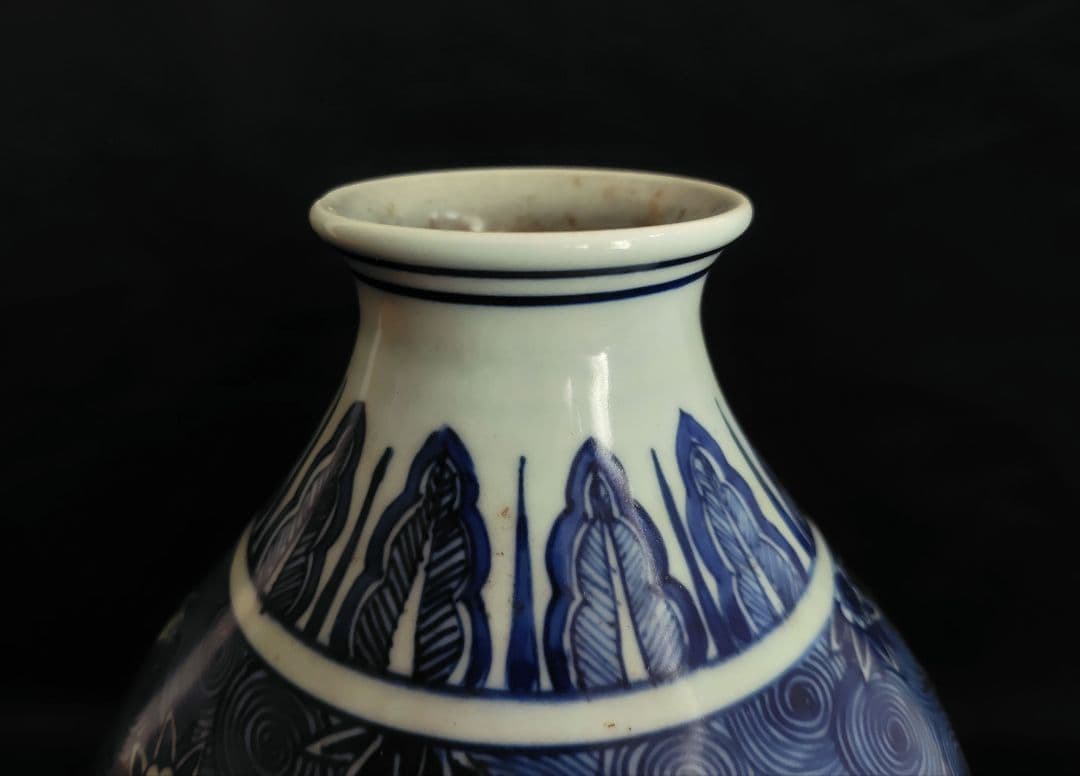 雅雨堂製 染付 壺『神獣・珍獣』高さ約30cm 渦巻文様