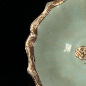 如窯龍文花口筆洗器