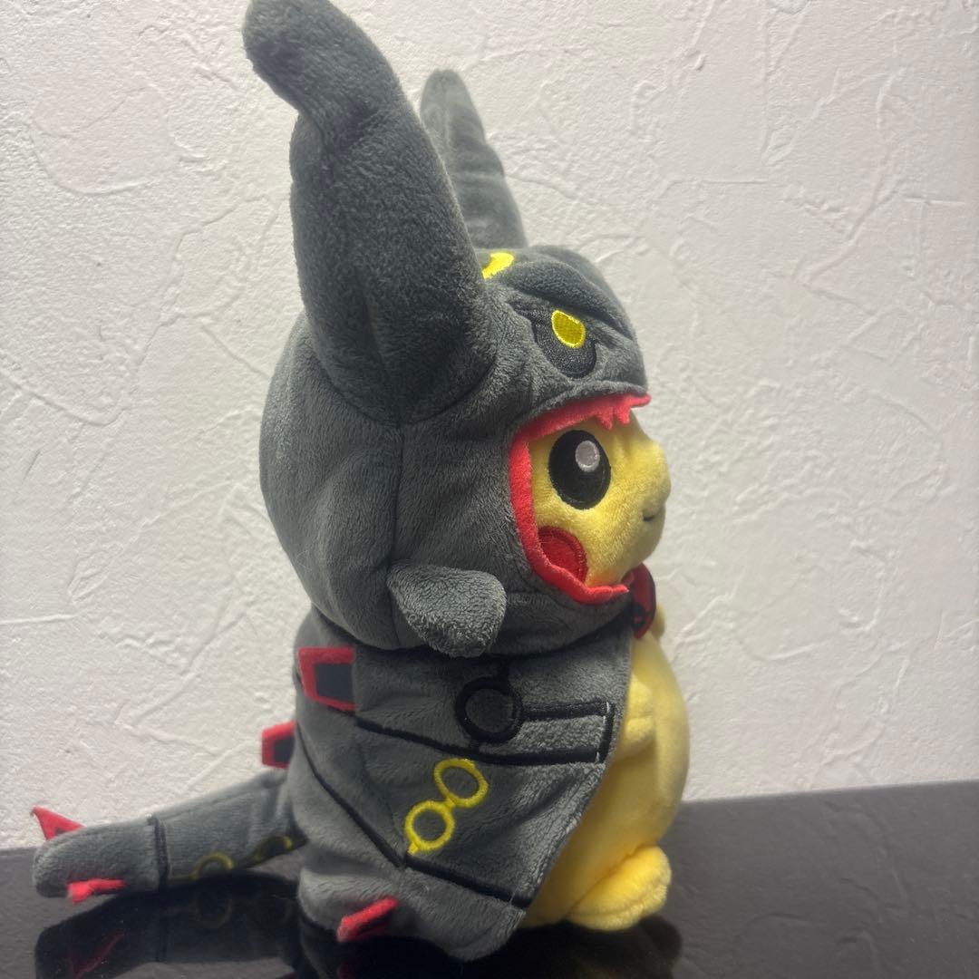 公*o様 黒いレックウザポンチョピカチュウ ぬいぐるみ 希少品 - メルカリ