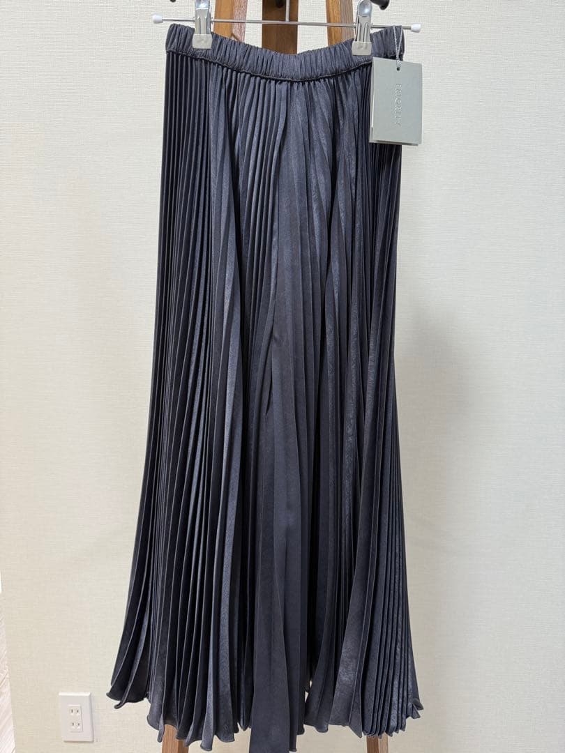 【新品】PRIORITY 大人気のプリーツパンツ　秋冬限定のベロア地　Cグレー 新品】PRIORITY 大人気のプリーツパンツ 秋冬限定のベロア地 Cグレー