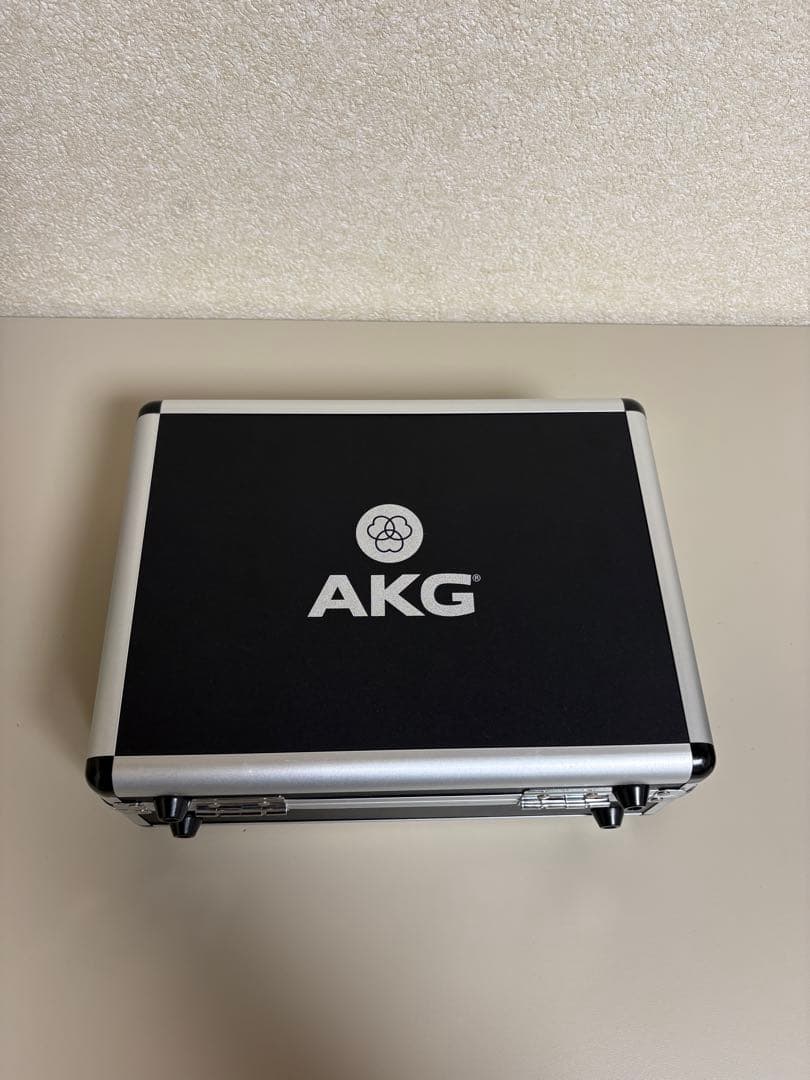 AKG C214 コンデンサーマイク ハードケース付き　ゲーブル、ポップガード付